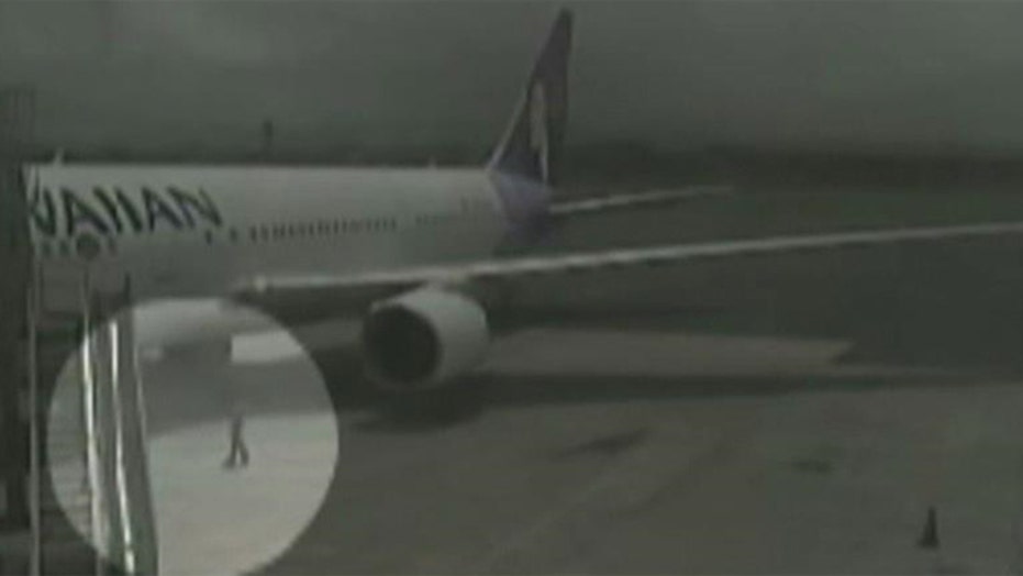 Hawaii Releases Video Of Teen Stowaway Dropping To Tarmac From Jet S Wheel Well Fox News