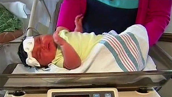 California woman gives birth to thirteen pound baby