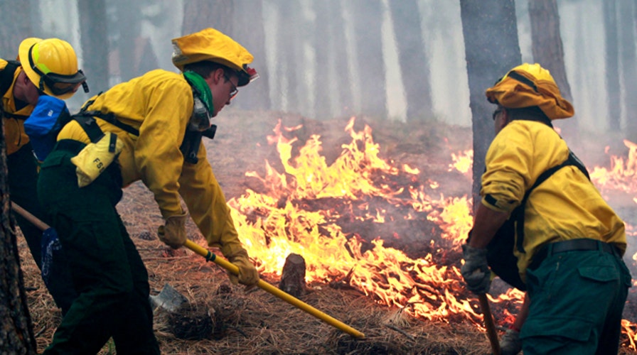Crews struggle to contain Colorado wildfire