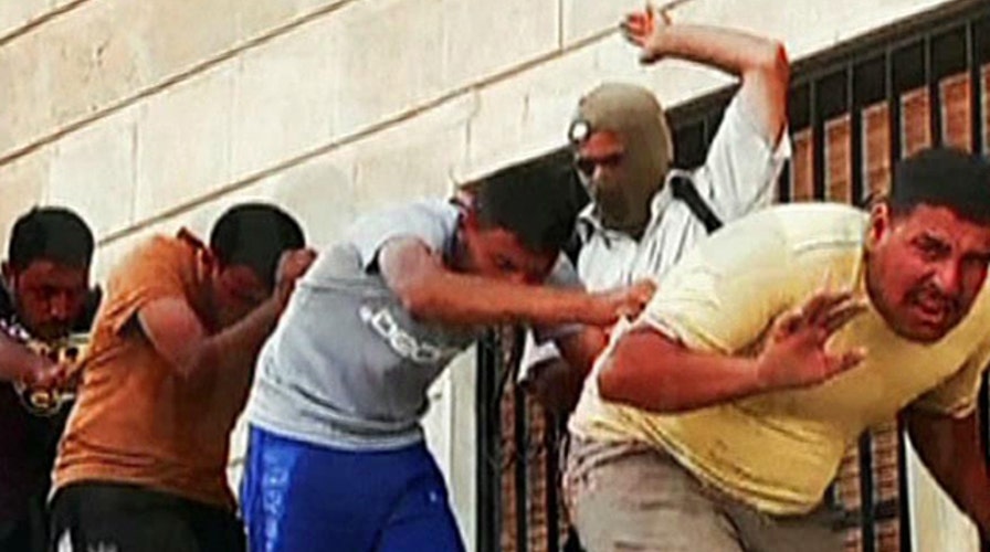 ISIS gunmen appear to be executing Iraqi government troops