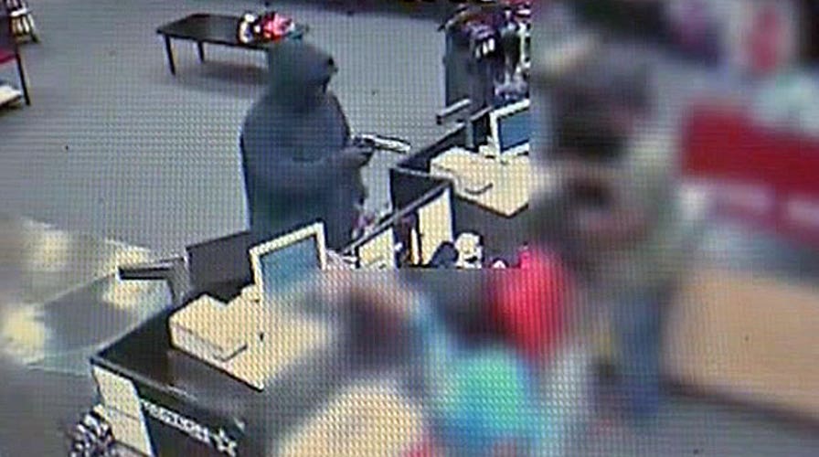Gun-toting thief pulls off daring robbery