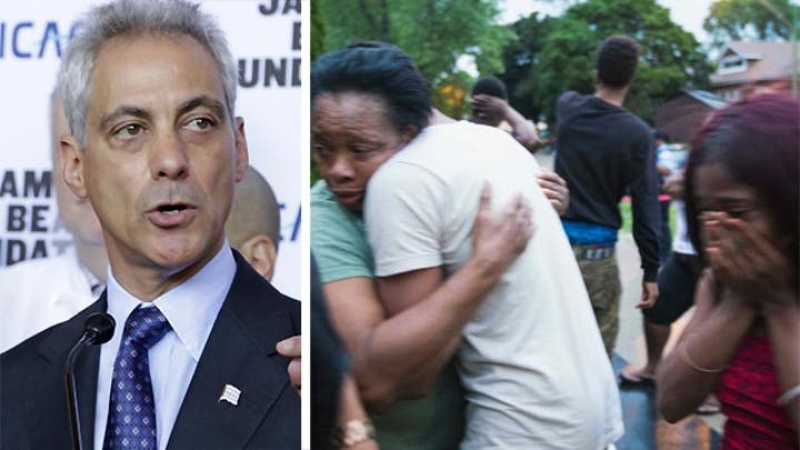 Chicago mayor urges Washington to help fight city's violence