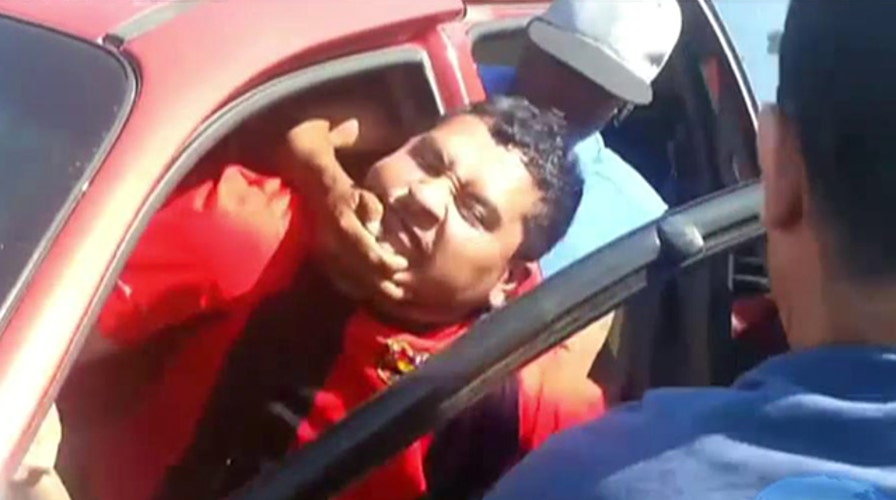 Carjacker pulled from van, wrestled to ground by bystanders