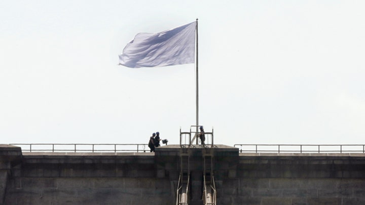 NYPD investigates mysterious white flags on Brooklyn Bridge