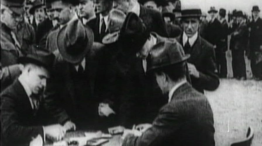 Americans sign up for World War I