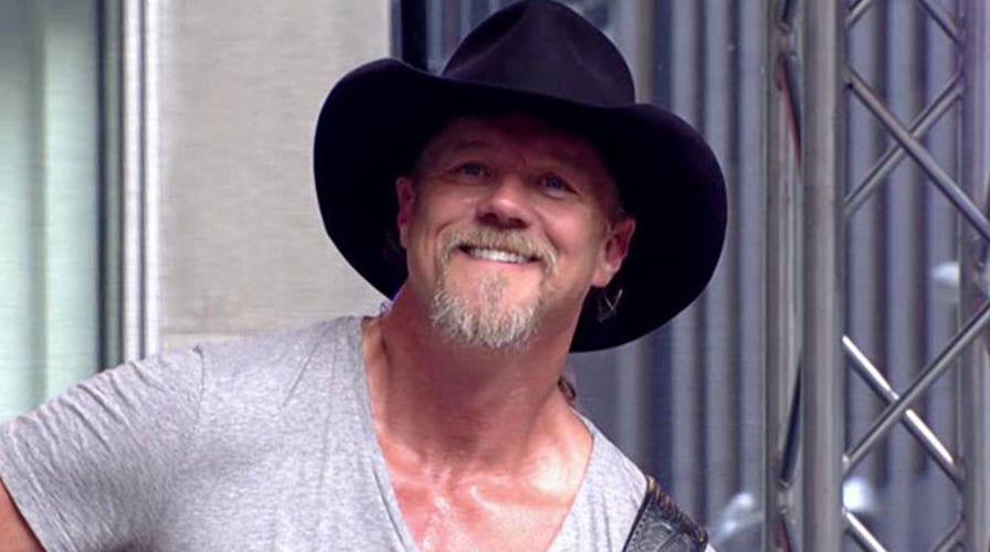 Trace Adkins performs 'There's a Girl in Texas'