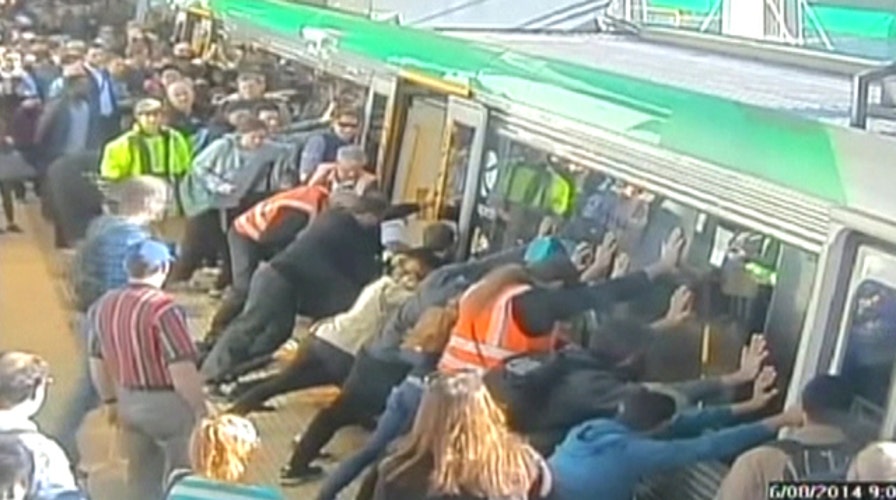 Commuter cooperation: Travelers push train to free stuck man