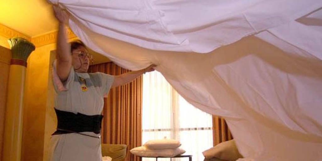 Single men struggle to change the bed sheets Fox News Video