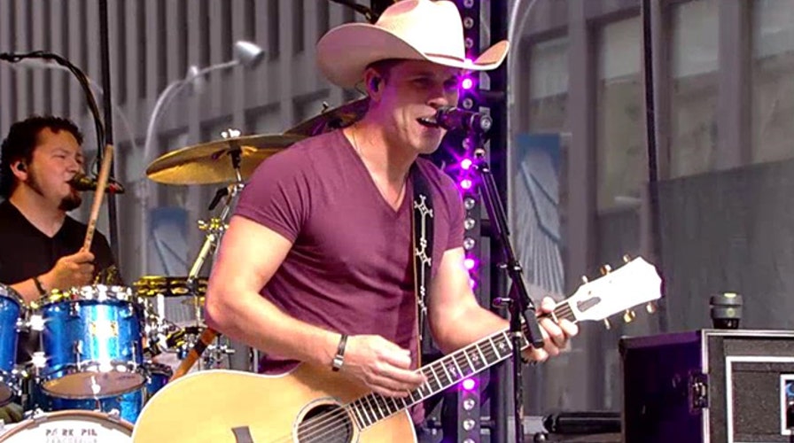 Dustin Lynch rocks the ӣ����Ƶ Plaza