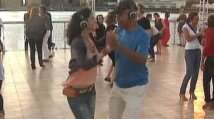 New silent dance craze sweeps New York City