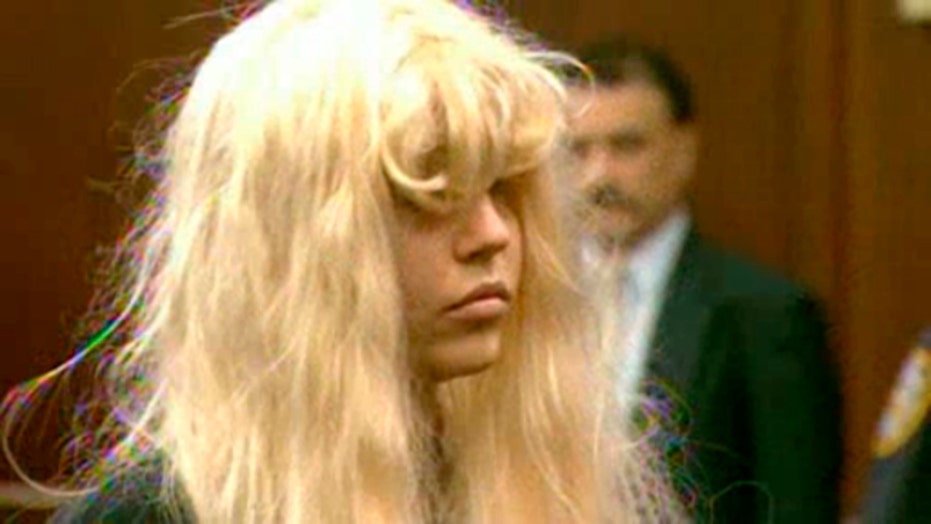 Amanda Bynes Says She S Engaged To 19 Year Old Bait Selling