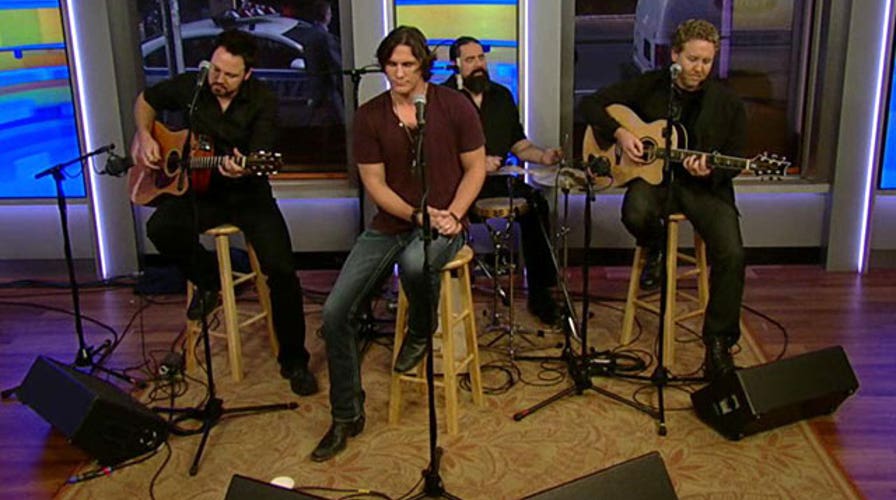 Joe Nichols performs 'Sunny and 75'
