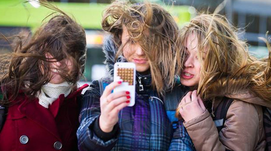 'Selfies' blamed for head lice outbreak overseas