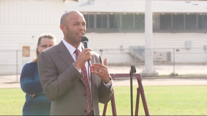 Mariano Rivera donates equipment to high school band