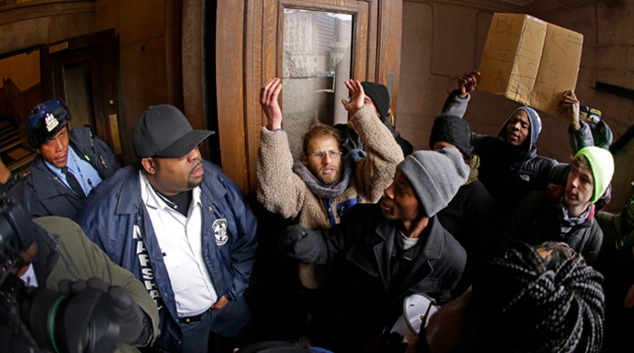 Protesters try to storm St. Louis courthouse 