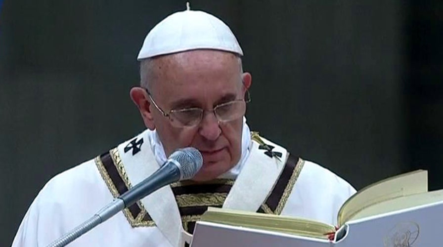 Crowd gathers for pope's annual Christmas Eve mass