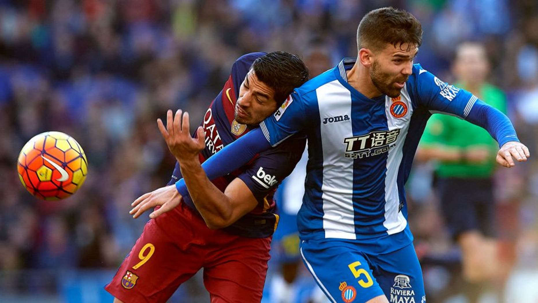 BARCELONA, SPAIN - JANUARY 02: Victor Alvarez (R) of Espanyol competes for the ball with Luis Suarez of Barcelona during the La Liga match between Real CD Espanyol and FC Barcelona at Cornella-El Prat Stadium on January 2, 2016 in Barcelona, Spain. (Photo by Manuel Queimadelos Alonso/Getty Images)