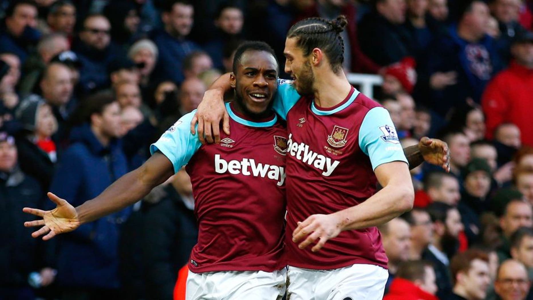 LONDON, ENGLAND - JANUARY 02: Michail Antonio (L) of West Ham United celebrates scoring his team's first goal with his team mate Andy Carroll (R) during the Barclays Premier League match between West Ham United and Liverpool at Boleyn Ground on January 2, 2016 in London, England. (Photo by Clive Rose/Getty Images)