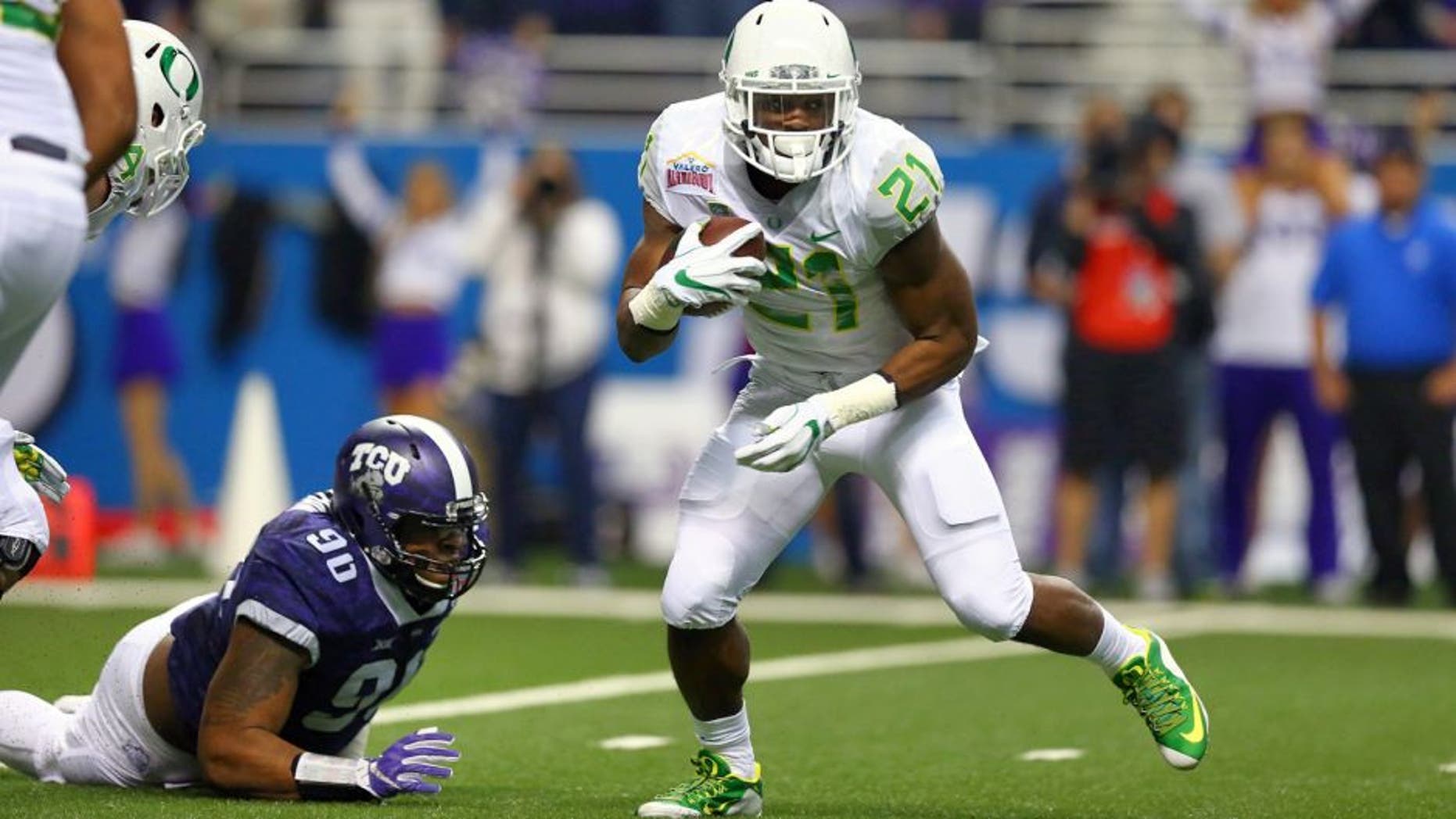 SAN ANTONIO, TX - JANUARY 02: Royce Freeman #21 of the Oregon Ducks runs the ball against the TCU Horned Frogs during the Valero Alamo Bowl at Alamodome on January 2, 2016 in San Antonio, Texas. (Photo by Ronald Martinez/Getty Images)