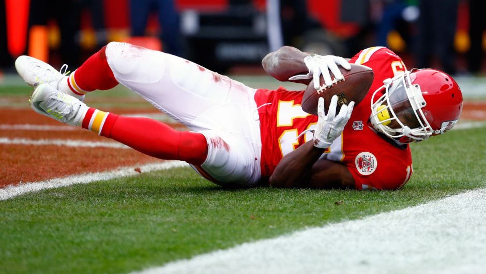 KANSAS CITY, MO - DECEMBER 27: Jeremy Maclin #19 of the Kansas City Chiefs catches a touchdown pass at Arrowhead Stadium during the first quarter of the game against the Cleveland Browns on December 27, 2015 in Kansas City, Missouri. (Photo by Jamie Squire/Getty Images)