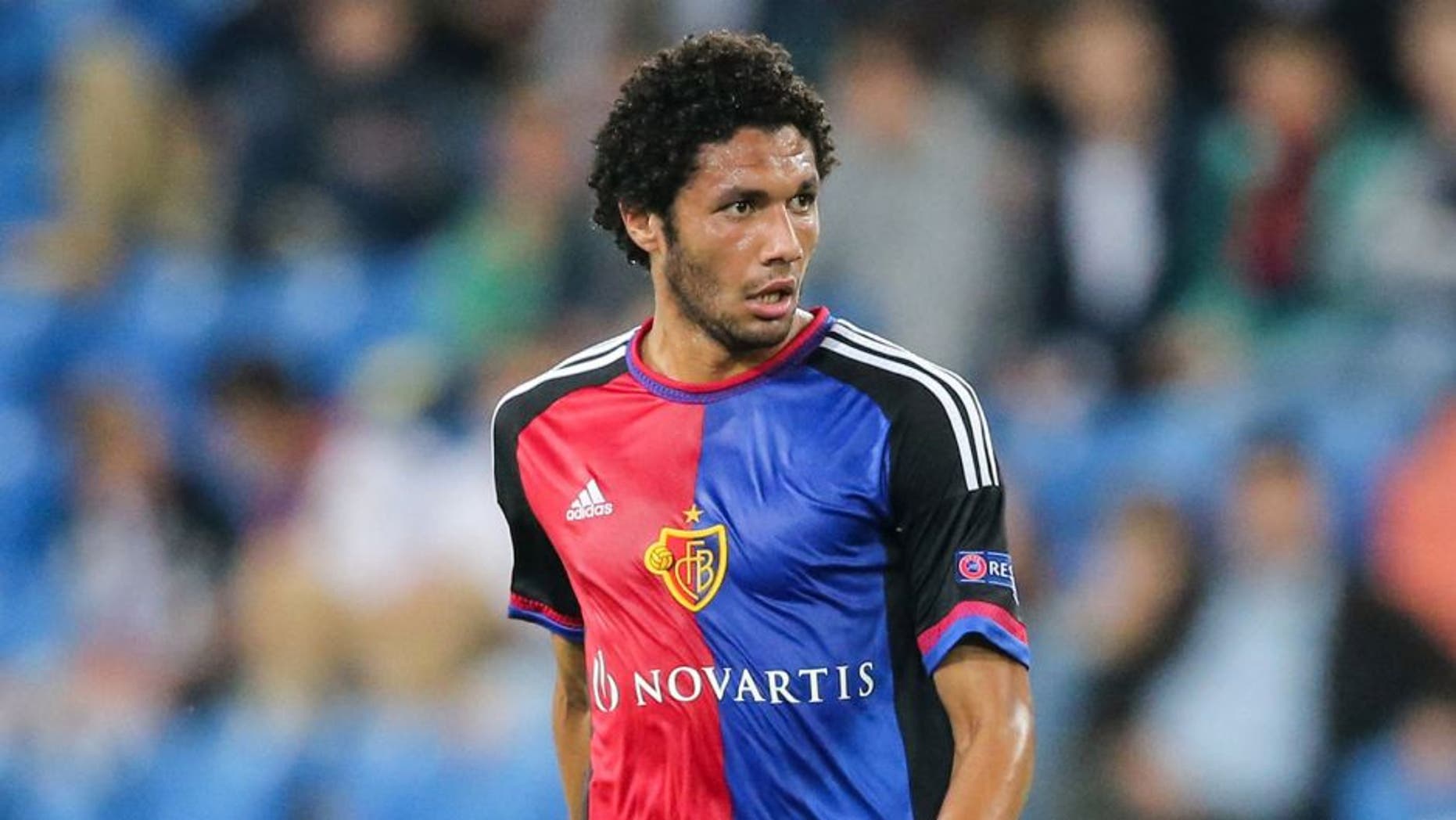 BASEL, SWITZERLAND - AUGUST 19: Mohamed Elneny of Basel controls the ball during the UEFA Champions League qualifying round play off first leg match between FC Basel and Maccabi Tel Aviv at St. Jakob-Park on August 19, 2015 in Basel, Switzerland. (Photo by Simon Hofmann/Getty Images)