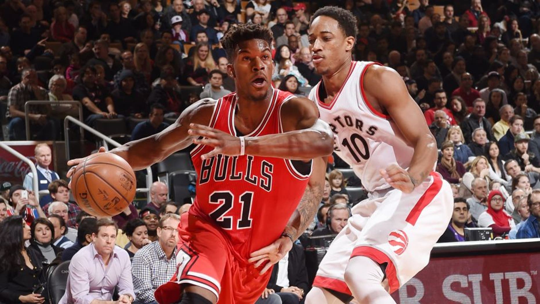 TORONTO, CA - JANUARY 3: Jimmy Butler #21 of the Chicago Bulls drives to the basket against the Toronto Raptors during the game on January 3, 2016 at Air Canada Centre in Toronto, Canada. NOTE TO USER: User expressly acknowledges and agrees that, by downloading and or using this Photograph, user is consenting to the terms and conditions of the Getty Images License Agreement. Mandatory Copyright Notice: Copyright 2016 NBAE (Photo by Ron Turenne/NBAE via Getty Images)
