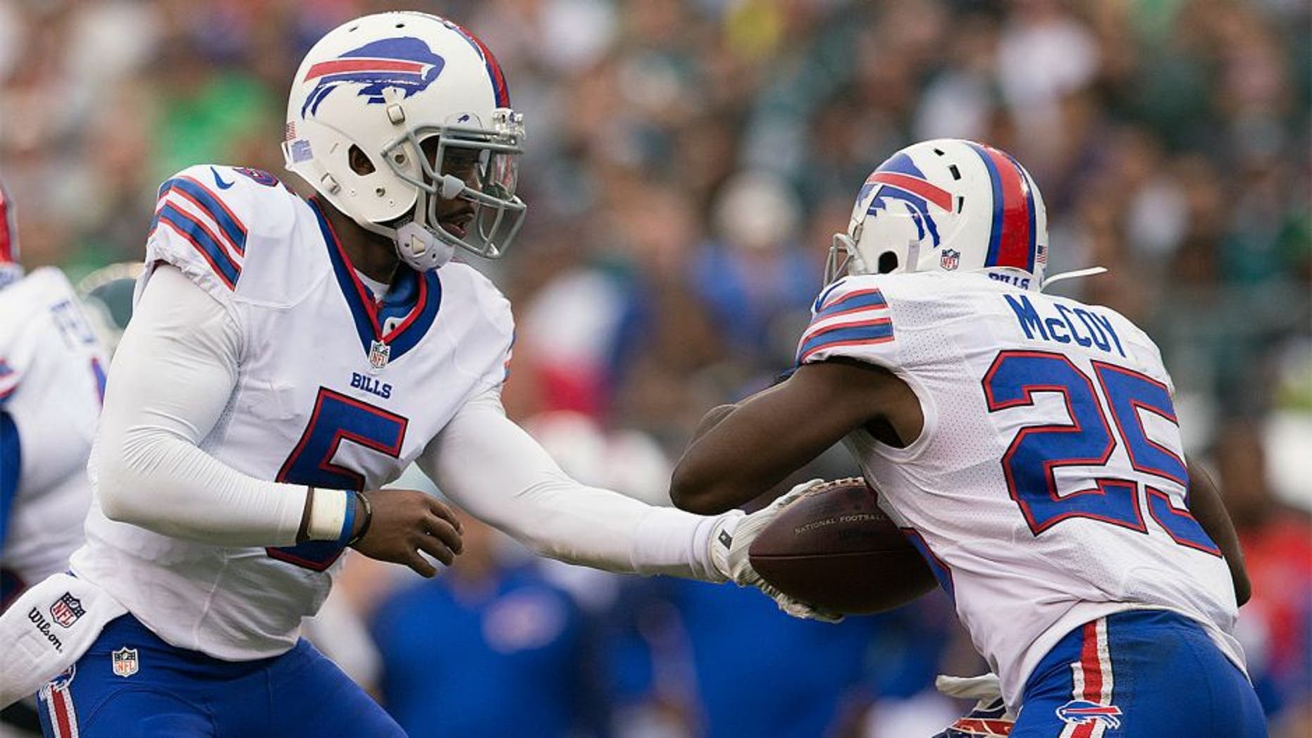PHILADELPHIA, PA - DECEMBER 13: Quarterback Tyrod Taylor #5 of the Buffalo Bills hands off the ball to teammate LeSean McCoy #25 against the Philadelphia Eagles during the first quarter at Lincoln Financial Field on December 13, 2015 in Philadelphia, Pennsylvania. (Photo by Mitchell Leff/Getty Images)