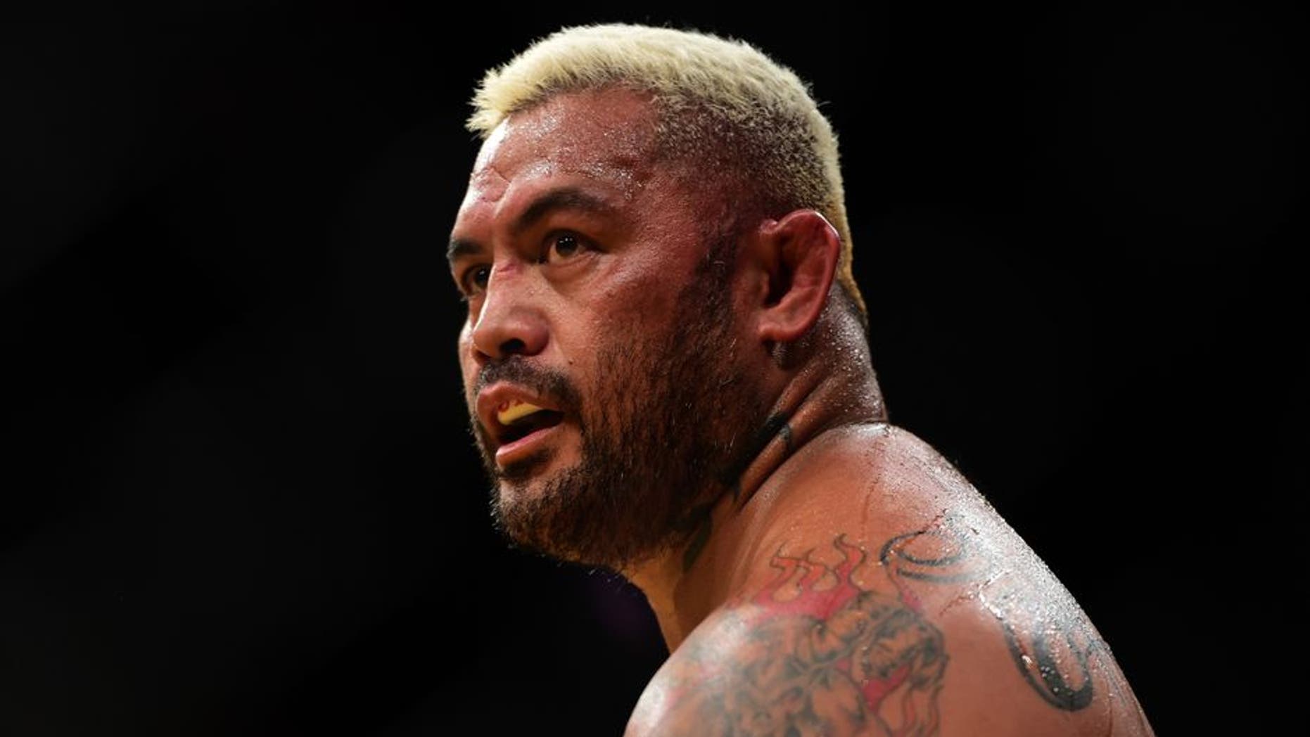 Aquaman Star Jason Momoa Performs War Dance For Mark Hunt Ahead Of