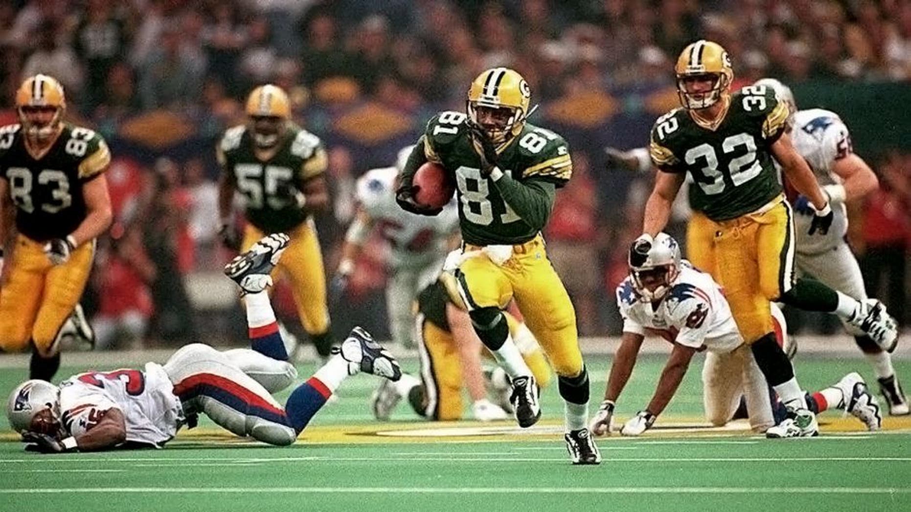 NEW ORLEANS, LA - JANUARY 26: Green Bay Packers kick returner Desmond Howard (81) leaves New England Patriots defenders behind as he runs a kickoff back 99 yards for a touchdown 26 January during third quarter action in Super Bowl XXXI at the Louisiana Superdome in New Orleans. Howard's 99-yard return is a Super Bowl record. (Photo credit should read RHONA WISE/AFP/Getty Images)