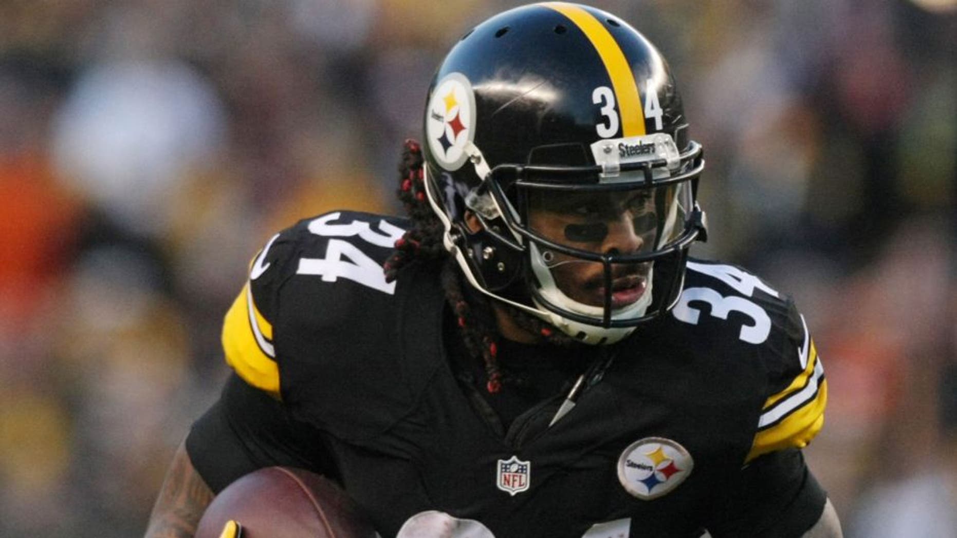 Dec 20, 2015; Pittsburgh, PA, USA; Pittsburgh Steelers running back DeAngelo Williams (34) runs the ball against the Denver Broncos during the first quarter at Heinz Field. Mandatory Credit: Jason Bridge-USA TODAY Sports