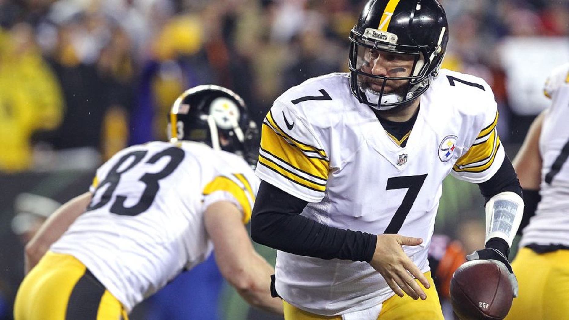 CINCINNATI, OH - JANUARY 09: Ben Roethlisberger #7 of the Pittsburgh Steelers looks to hand off the ball in the first half against the Cincinnati Bengals during the AFC Wild Card Playoff game at Paul Brown Stadium on January 9, 2016 in Cincinnati, Ohio. (Photo by Dylan Buell/Getty Images)