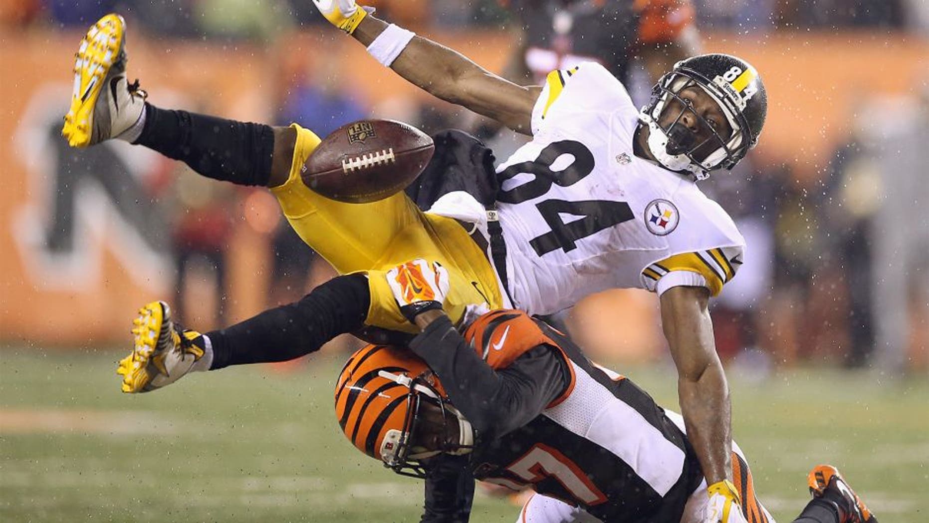 CINCINNATI, OH - JANUARY 09: Antonio Brown #84 of the Pittsburgh Steelers is unable to catch a pass as he is defended by Chris Lewis-Harris #37 of the Cincinnati Bengals in the fourth quarter during the AFC Wild Card Playoff game at Paul Brown Stadium on January 9, 2016 in Cincinnati, Ohio. (Photo by Andy Lyons/Getty Images)