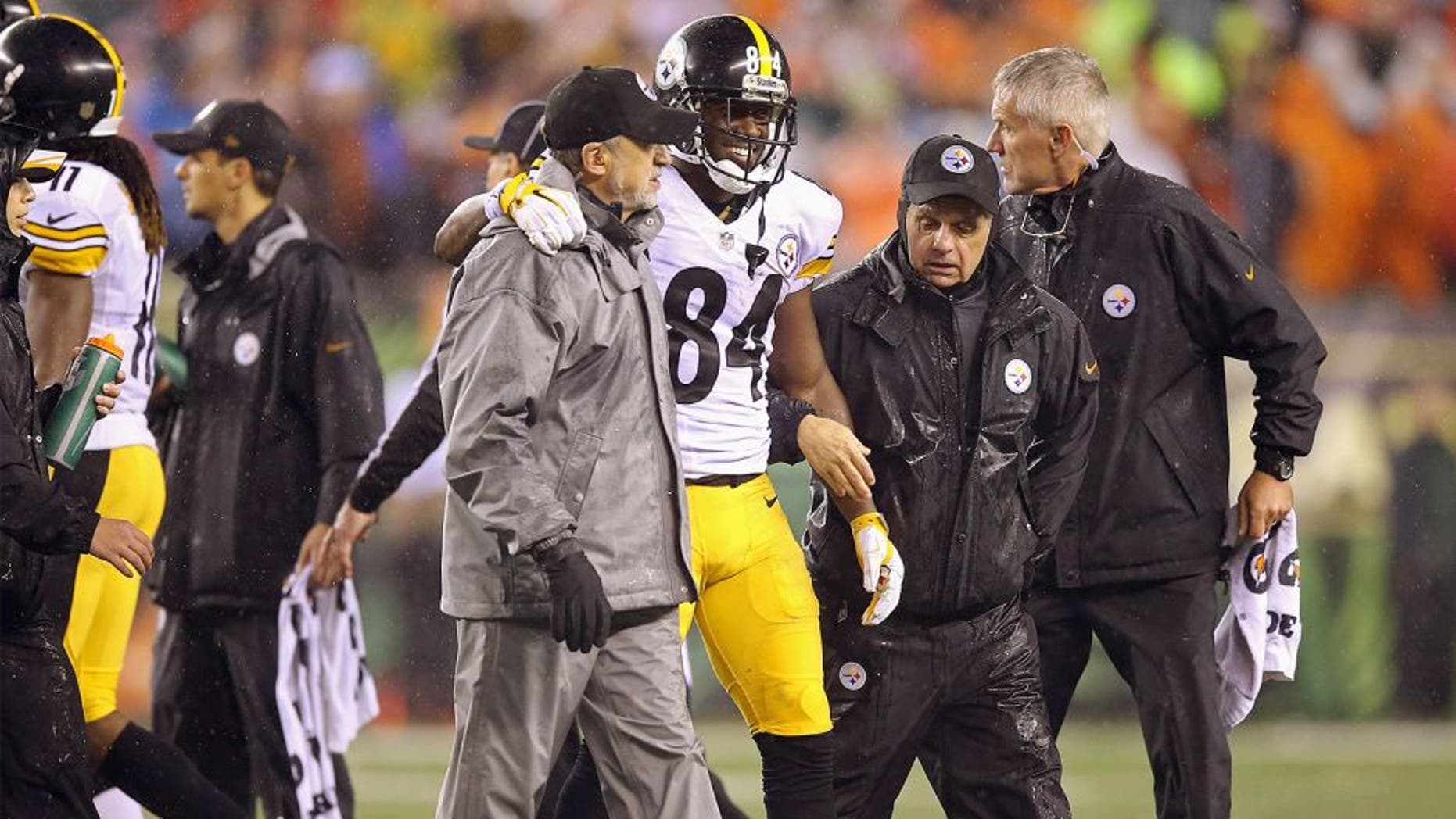 CINCINNATI, OH - JANUARY 09: Antonio Brown #84 of the Pittsburgh Steelers is helped off the field by training staff in the fourth quarter against the Cincinnati Bengals during the AFC Wild Card Playoff game at Paul Brown Stadium on January 9, 2016 in Cincinnati, Ohio. (Photo by Andy Lyons/Getty Images)