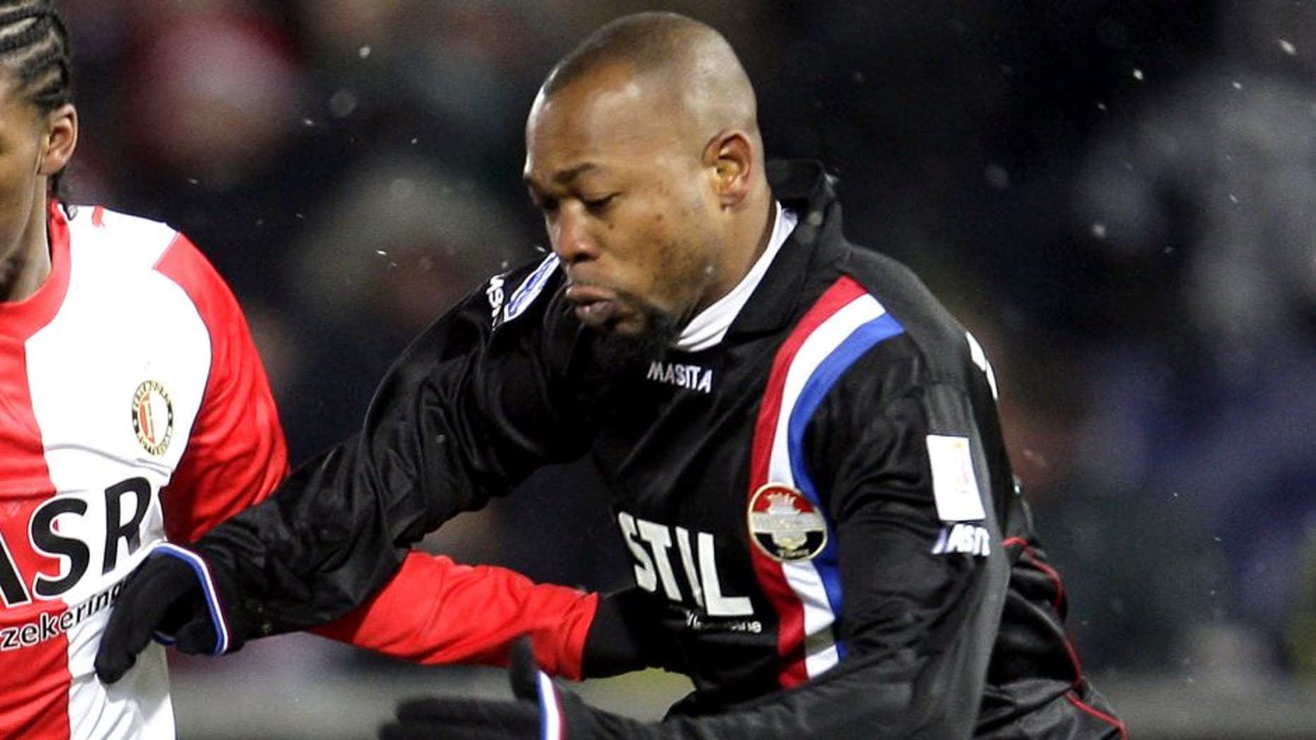 Feyenoord's Georginio Wijnaldum (L) fights for the ball with Ibrahim Kargbo of Willem II (R) on December 19, 2009 in Rotterdam. Feyenoord won the match in the Dutch competition 1-0. AFP PHOTO: ED OUDENAARDEN netherlands out - belgium out (Photo credit should read ED OUDENAARDEN/AFP/Getty Images)