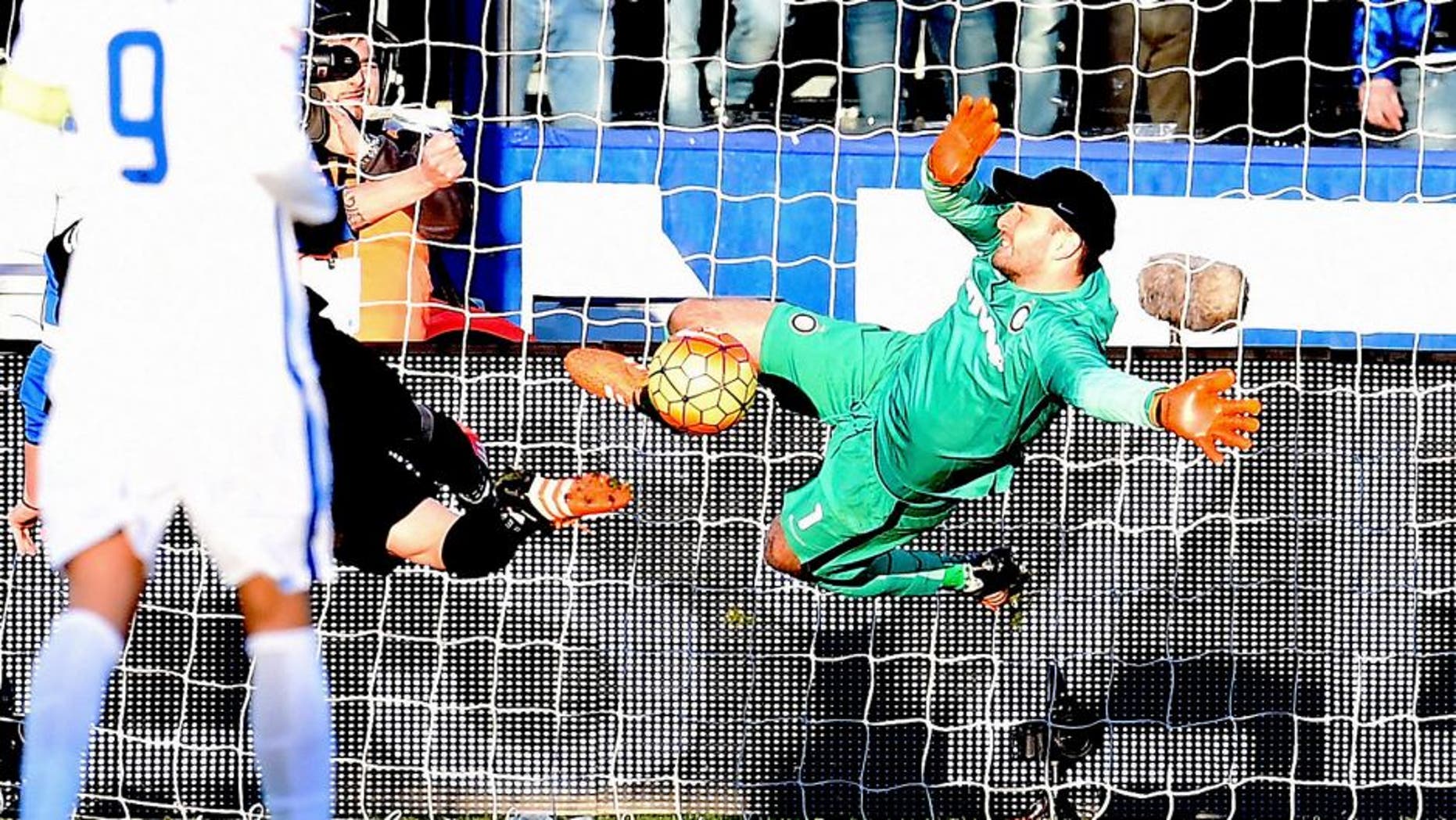 BERGAMO, ITALY - JANUARY 16: Samir Handanovic of FC Internazionale in action during the Serie A match between Atalanta BC and FC Internazionale Milano at Stadio Atleti Azzurri d'Italia on January 16, 2016 in Bergamo, Italy. (Photo by Claudio Villa - Inter/Inter via Getty Images)