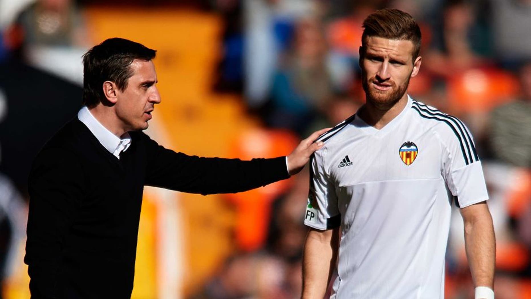 VALENCIA, SPAIN - JANUARY 17: Gary Neville manager of Valencia CF gives instructions to his player Shkodran Mustafi during the La Liga match between Valencia CF and Rayo Vallecano at Estadi de Mestalla on January 17, 2016 in Valencia, Spain. (Photo by Manuel Queimadelos Alonso/Getty Images)
