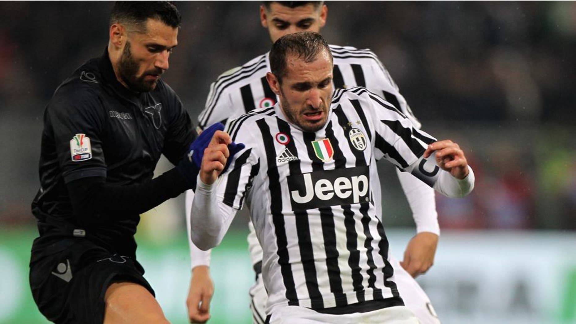 ROME, ITALY - JANUARY 20: Antonio Candreva (L) of SS Lazio competes for the ball with Giorgio Chiellini of Juventus FC during the TIM Cup match between SS Lazio and Juventus FC at Stadio Olimpico on January 20, 2015 in Rome, Italy. (Photo by Paolo Bruno/Getty Images)