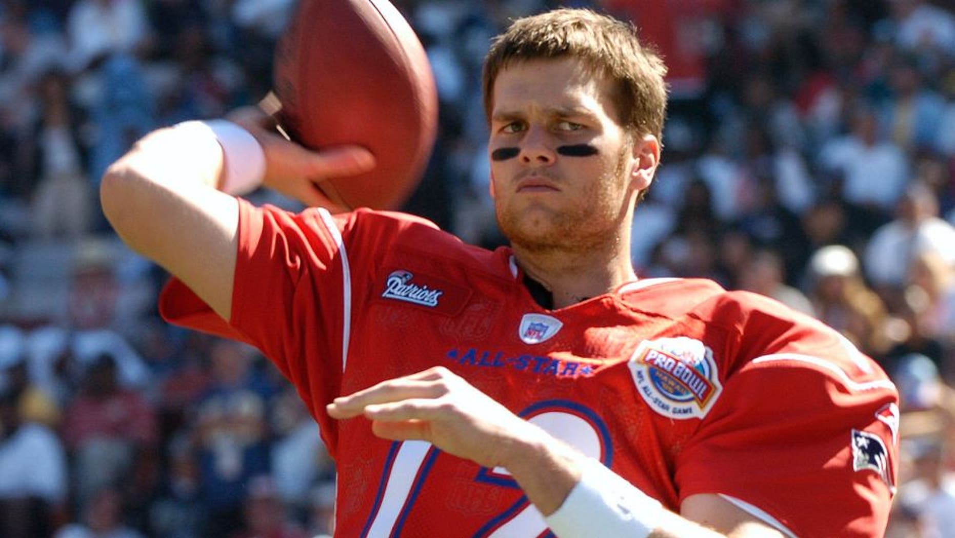 New England Patriots quarterback Tom Brady competes in the 2005 Pro Bowl game at Aloha Stadium, Honolulu February 13, 2005. (Photo by Al Messerschmidt/Getty Images)
