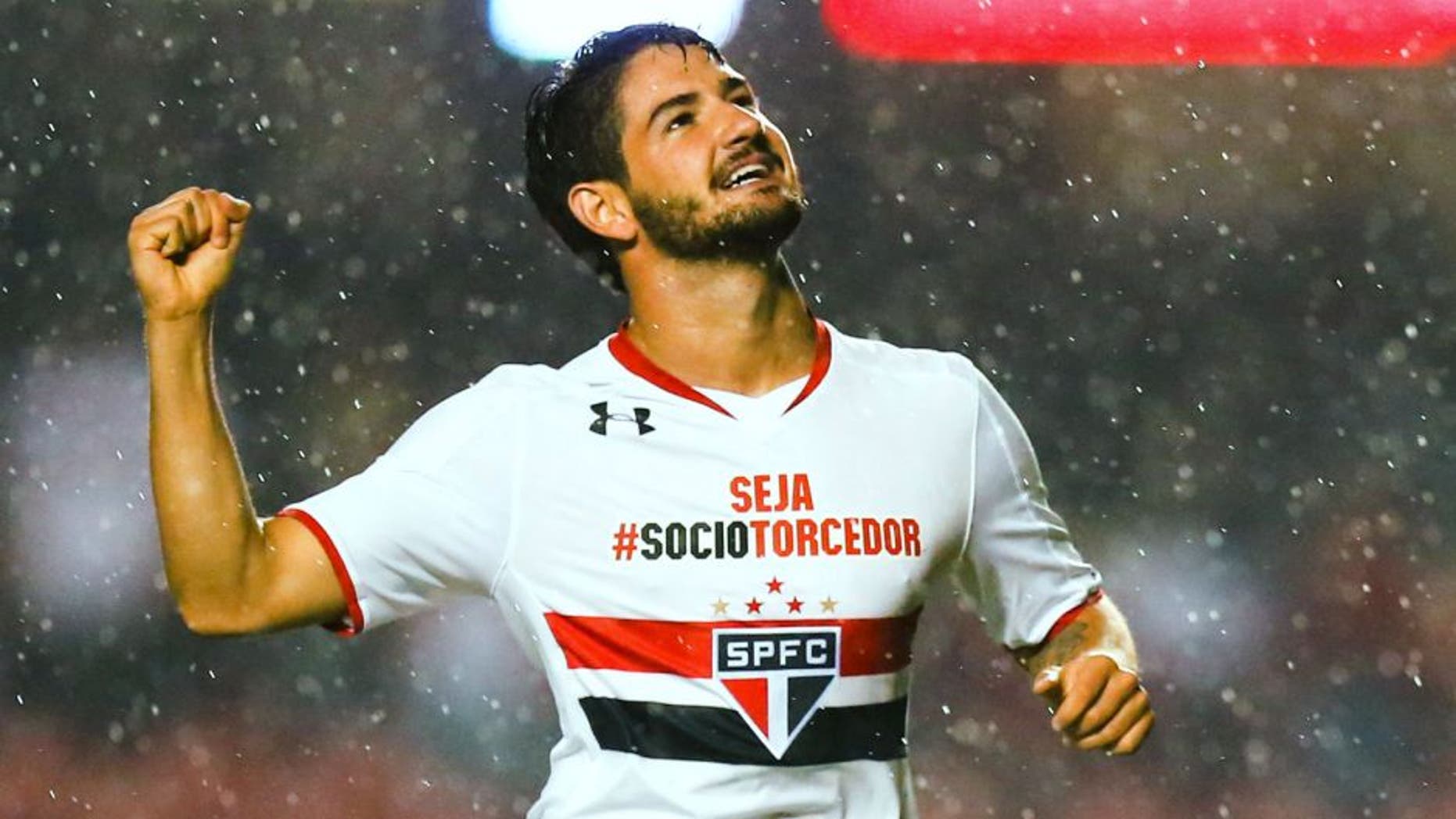 SAO PAULO, BRAZIL - MAY 10: Alexandre Pato #11 of Sao Paulo celebrates their second goal during the match between Sao Paulo and Flamengo for the Brazilian Series A 2015 at Morumbi stadium on May 10, 2015 in Sao Paulo, Brazil. (Photo by Alexandre Schneider/Getty Images)