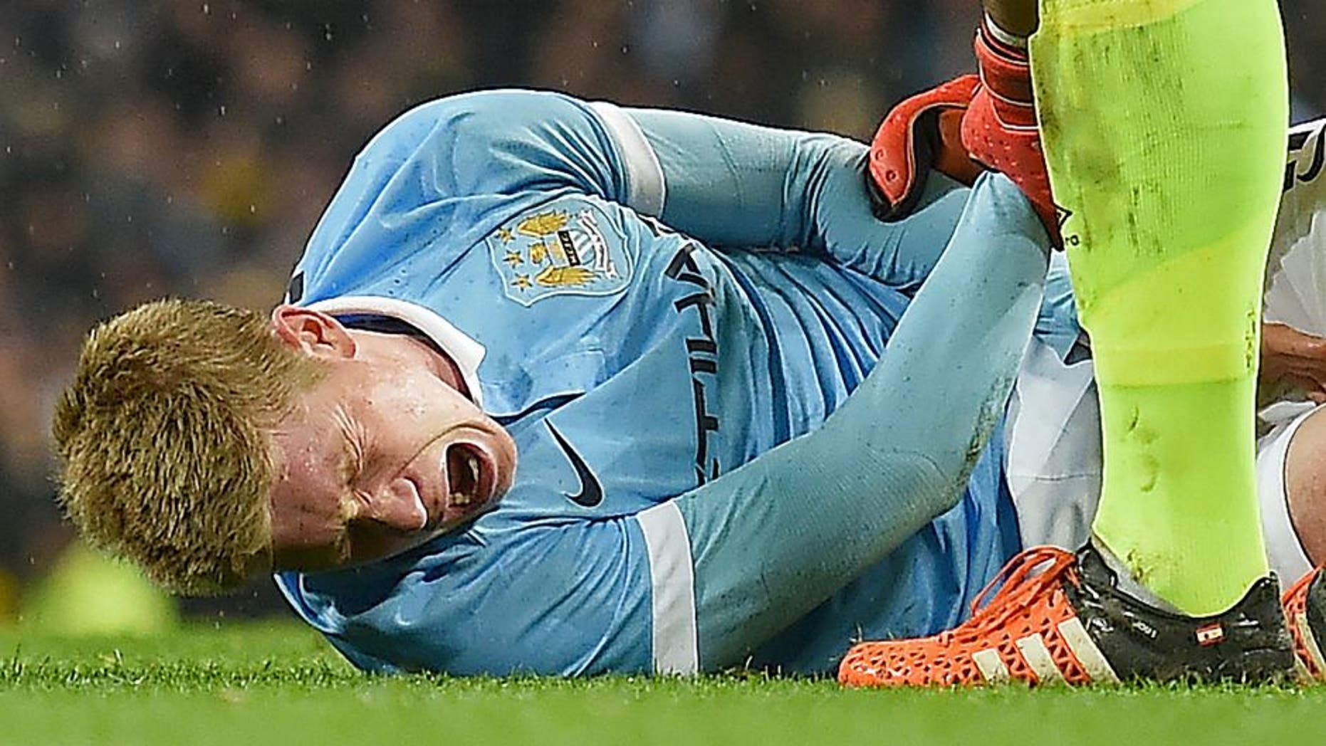 Manchester City's Belgian midfielder Kevin De Bruyne (L) reacts as he talks with Everton's Spanish goalkeeper Joel Robles before being stretchered off during the English League Cup semi-final second leg football match between Manchester City and Everton the Etihad Stadium in Manchester, north west England, on January 27, 2016. / AFP / Paul Ellis / RESTRICTED TO EDITORIAL USE. No use with unauthorized audio, video, data, fixture lists, club/league logos or 'live' services. Online in-match use limited to 75 images, no video emulation. No use in betting, games or single club/league/player publications. / (Photo credit should read PAUL ELLIS/AFP/Getty Images)