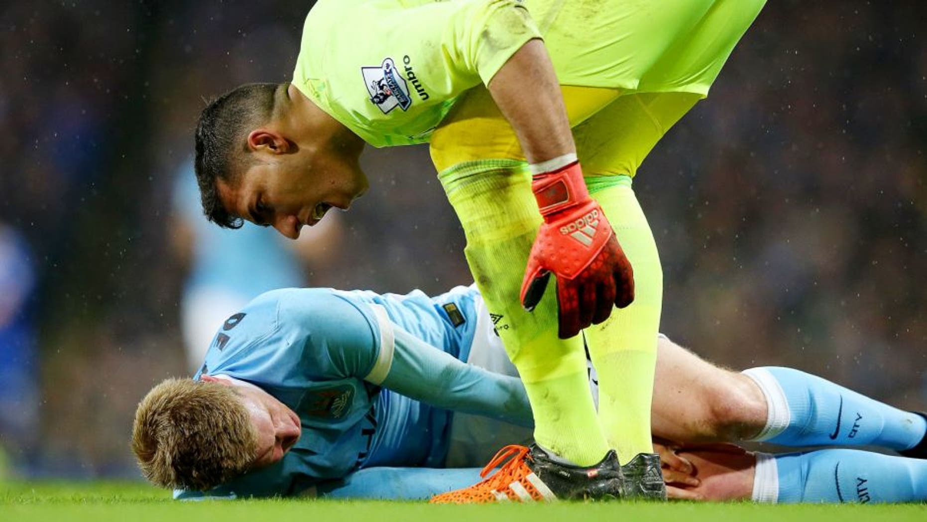 MANCHESTER, ENGLAND - JANUARY 27: Goalkeeper Joel Robles of Everton attempts to assist the injured Kevin De Bruyne of Manchester City during the Capital One Cup Semi Final, second leg match between Manchester City and Everton at the Etihad Stadium on January 27, 2016 in Manchester, England. (Photo by Alex Livesey/Getty Images)