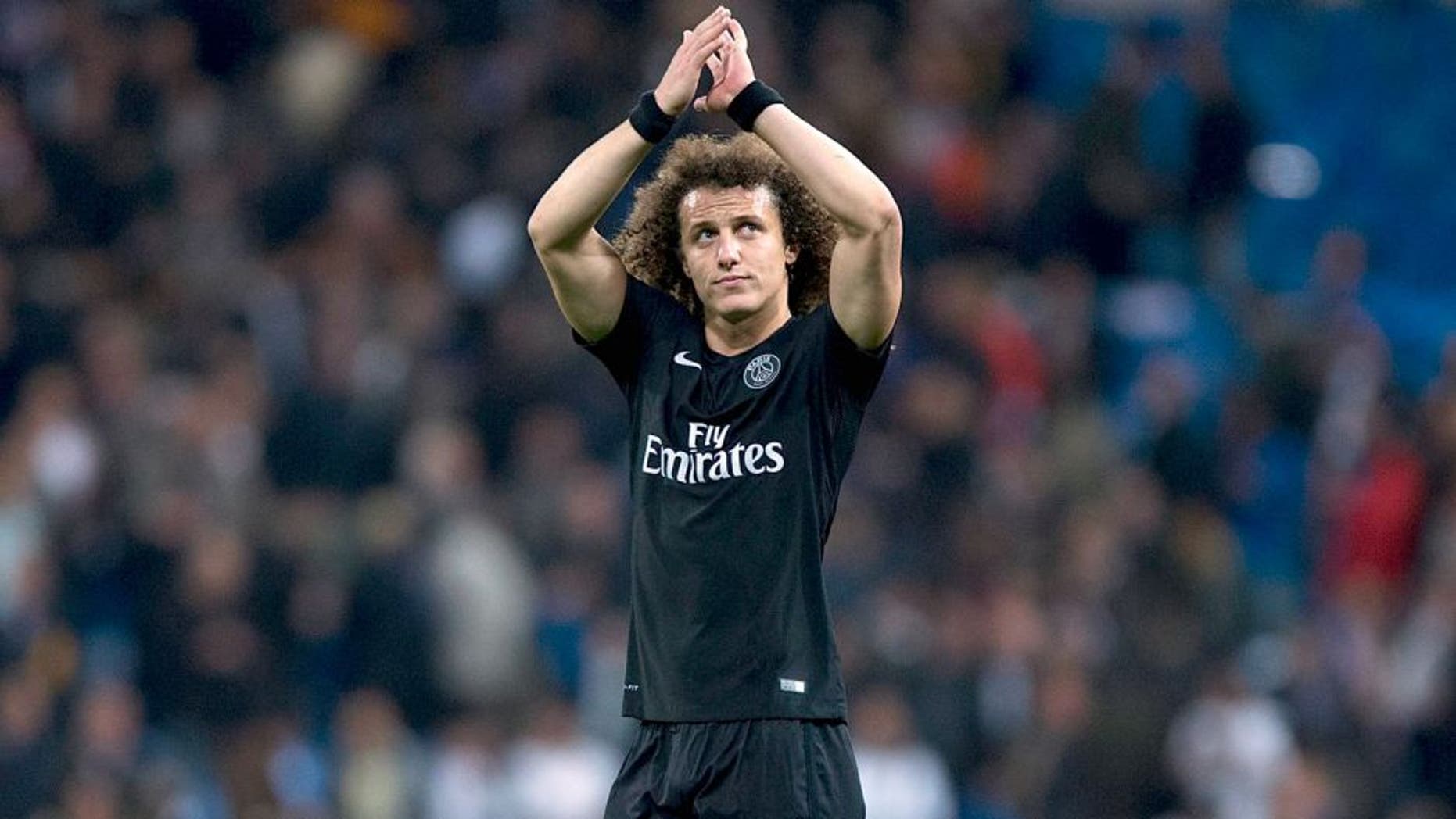 MADRID, SPAIN - NOVEMBER 03: David Luiz of Paris Saint-Germain acknowledges the audience after the UEFA Champions League Group A match between Real Madrid CF and Paris Saint-Germain at Estadio Santiago Bernabeu on November 3, 2015 in Madrid, Spain. (Photo by Gonzalo Arroyo Moreno/Getty Images)