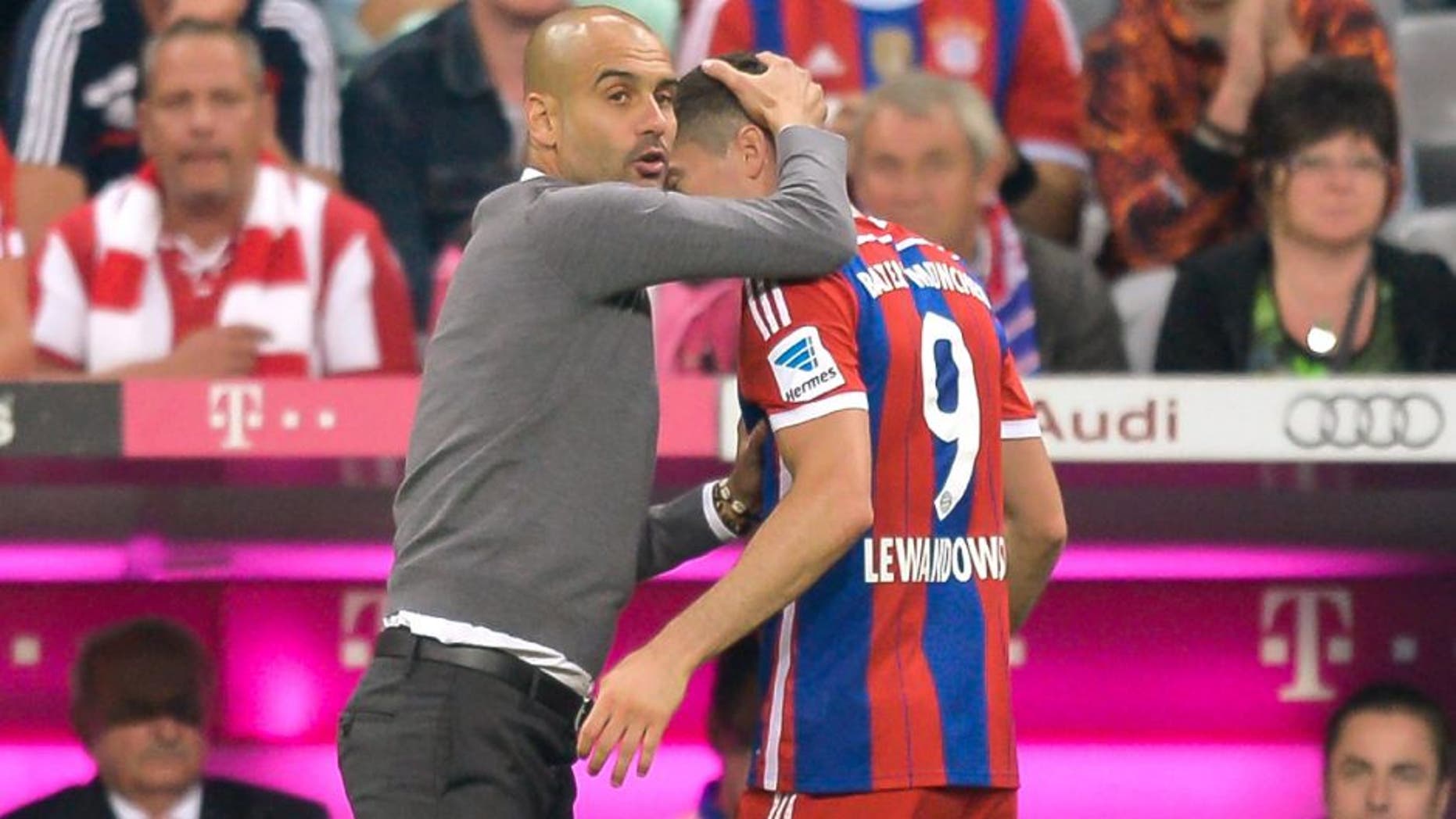(GERMANY OUT) Cheftrainer Josep Pep Guardiola (Bayern) umarmt Robert Lewandowski (Bayern) nach seiner Auswechslung waehrend dem Fussball Bundesliga Spiel FC Bayern Muenchen gegen VFL Wolfsburg am 1. Spieltag der Saison 2014/2015 in der Allianz Arena am 22. August 2014 in Muenchen. Endstand 2:1. (Photo by GASPA/ullstein bild via Getty Images)