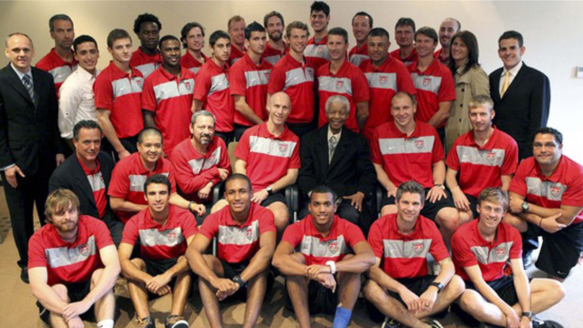 The U.S. mens national soccer team pose for a group picture with former Sou0th African President Nelson Mandela (C) at his office in Houghton, Johannesburg, November 18, 210.
