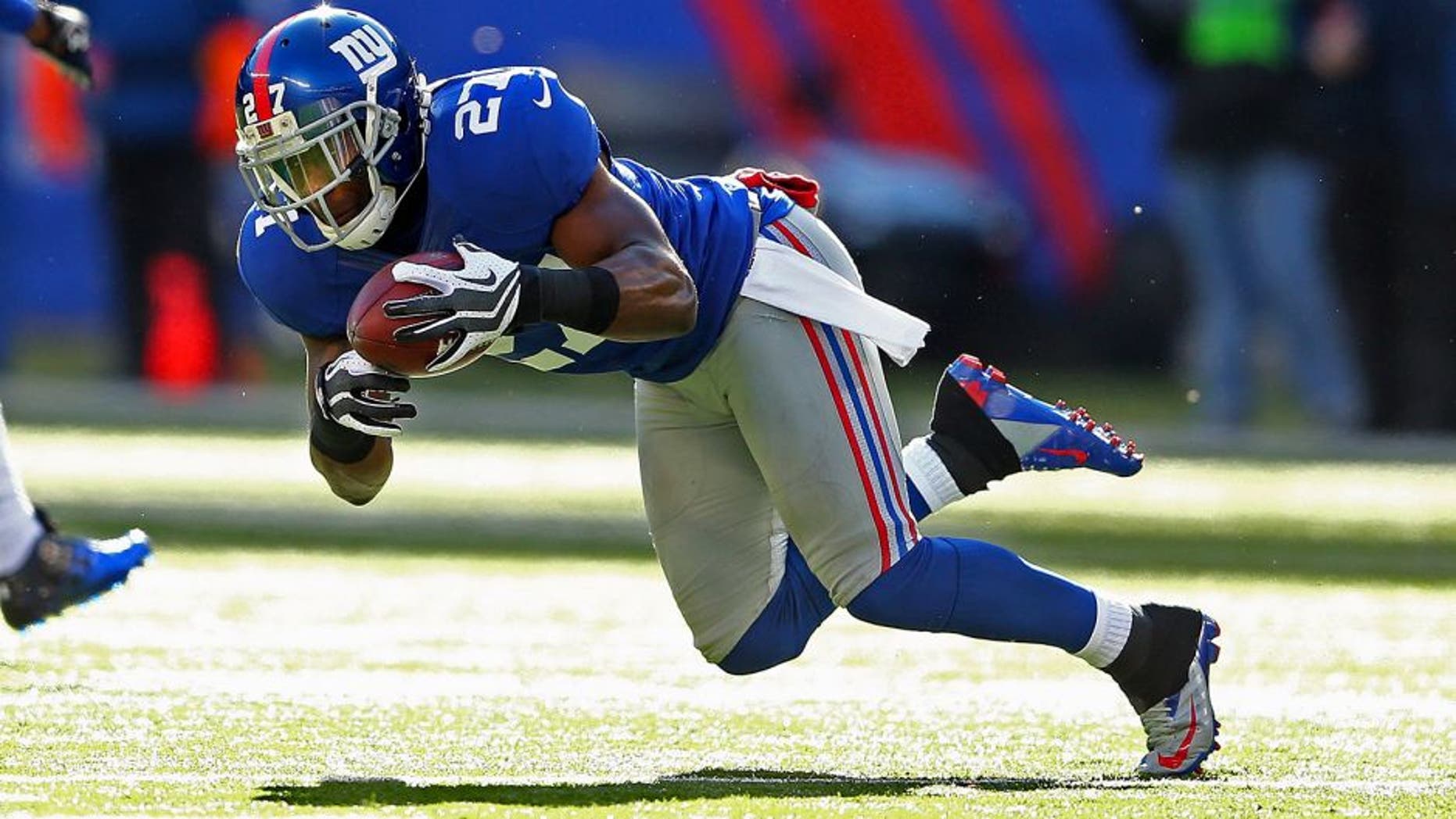 EAST RUTHERFORD, NJ - DECEMBER 30: Stevie Brown #27 of the New York Giants intercepts the ball against the Philadelphia Eagles during their game against the at MetLife Stadium on December 30, 2012 in East Rutherford, New Jersey. (Photo by Al Bello/Getty Images)