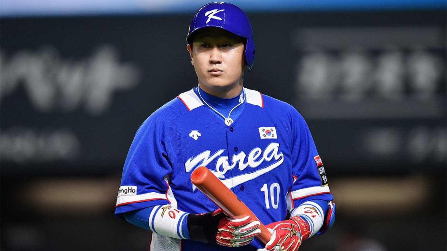 SAPPORO, JAPAN - NOVEMBER 08: Infielder Lee Dae Ho #10 of South Korea returns to the dogout after the strike outin the top of the second inning during the WBSC Premier 12 match between Japan and South Korea at the Sapporo Dome on November 8, 2015 in Sapporo, Hokkaido, Japan. (Photo by Atsushi Tomura/Getty Images)