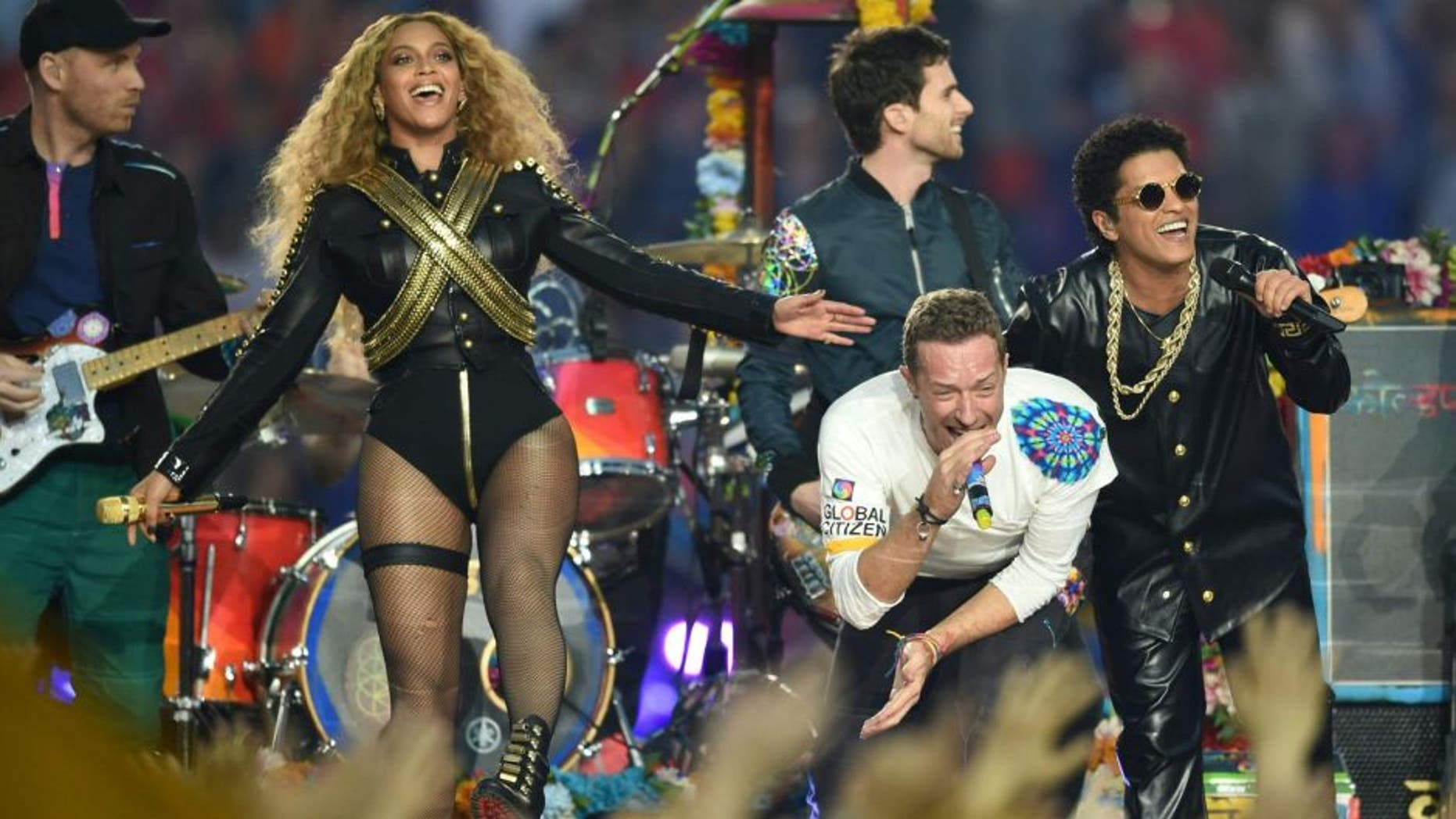 (L-R) Beyonce, Chris Martin and Bruno Mars perform during Super Bowl 50 between the Carolina Panthers and the Denver Broncos at Levi's Stadium in Santa Clara, California, on February 7, 2016. / AFP / TIMOTHY A. CLARY (Photo credit should read TIMOTHY A. CLARY/AFP/Getty Images)