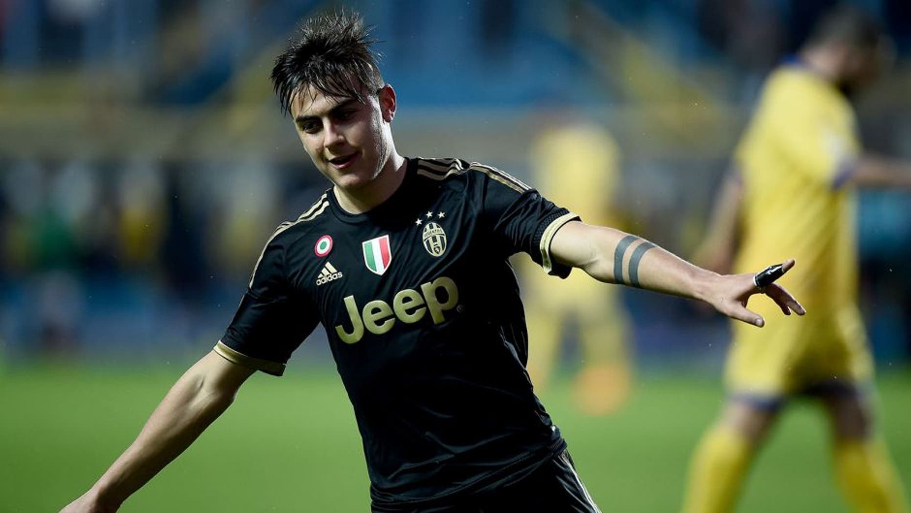 Juventus' forward from Argentina Paulo Dybala celebrates after scoring during the Italian Serie A football match Frosinone vs Juventus on February 7, 2016 in Frosinone. / AFP / FILIPPO MONTEFORTE (Photo credit should read FILIPPO MONTEFORTE/AFP/Getty Images)