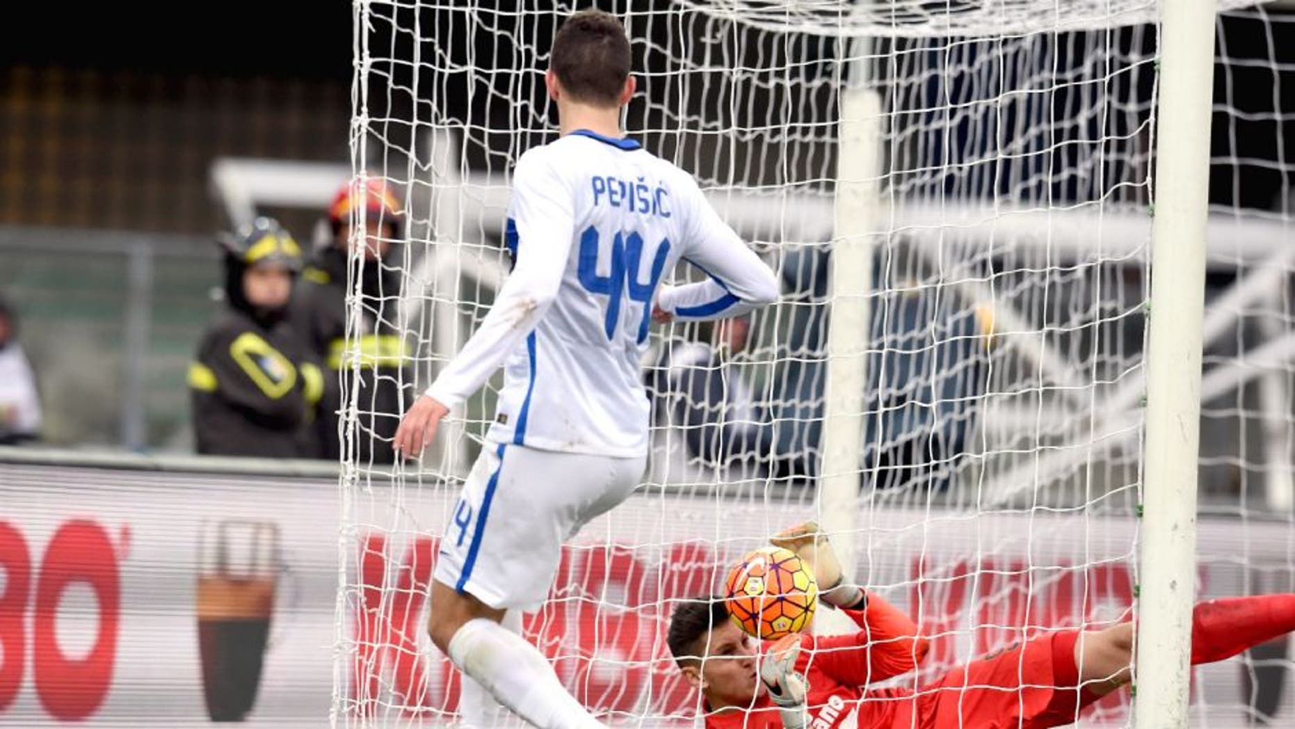 VERONA, ITALY - FEBRUARY 07: Ivan Perisic of FC Internazionale scores the third goal during the Serie A match between Hellas Verona FC and FC Internazionale Milano at Stadio Marc'Antonio Bentegodi on February 7, 2016 in Verona, Italy. (Photo by Claudio Villa - Inter/Inter via Getty Images)