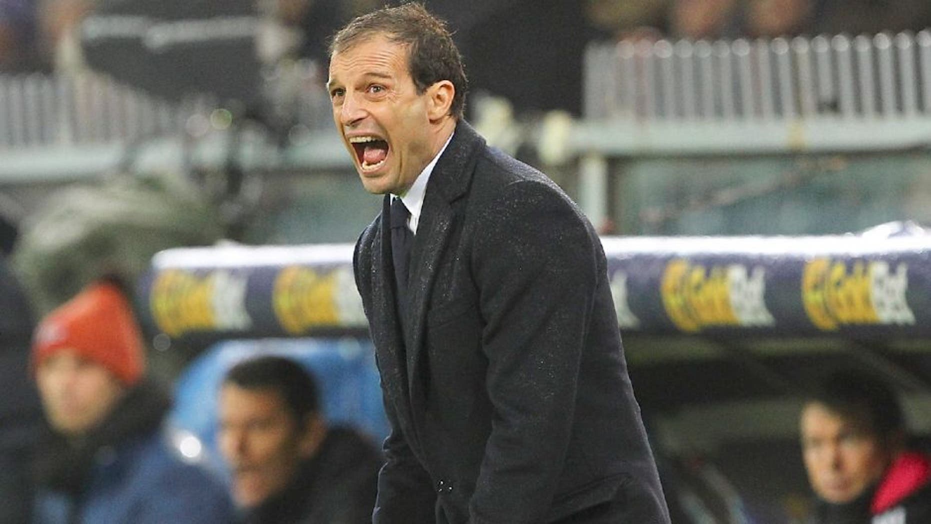 GENOA, ITALY - JANUARY 10: Juventus FC coach Massimiliano Allegri shouts to his players during the Serie A match between UC Sampdoria and Juventus FC at Stadio Luigi Ferraris on January 10, 2016 in Genoa, Italy. (Photo by Marco Luzzani/Getty Images)
